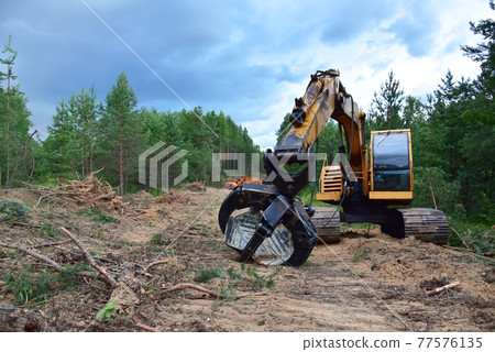 Excavator Grapple during clearing forest for new development. Excavator Grapple during clearing forest for new development. 77576135