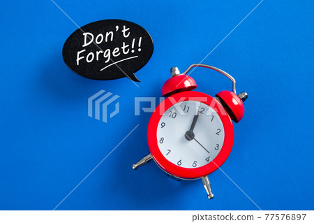 Hand writting a word Don't Forget notice reminder words on blue background 77576897