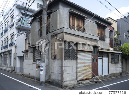 Japanese old wooden two-story house / small house / detached house 77577316