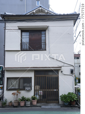 Japanese old wooden two-story house / small house / detached house 77577319