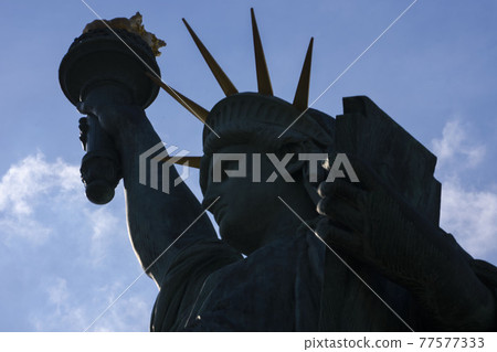 自由女神像的剪影,對著太陽的自由女神像 自由女神像的剪影,對著太陽的自由女神像 77577333