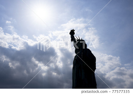 自由女神像的剪影,對著太陽的自由女神像 自由女神像的剪影,對著太陽的自由女神像 77577335