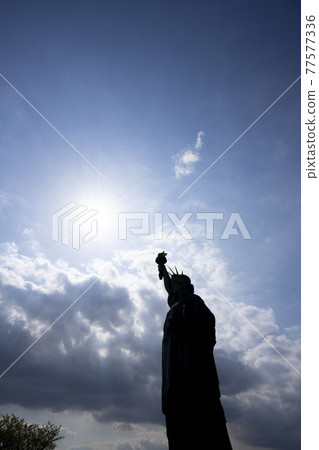 自由女神像的剪影,對著太陽的自由女神像 自由女神像的剪影,對著太陽的自由女神像 77577336