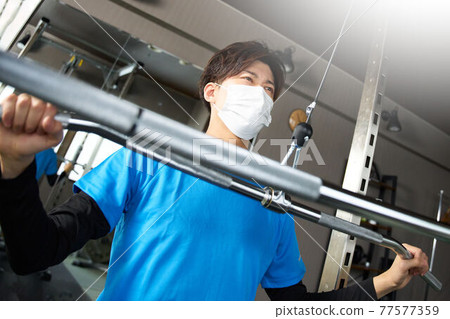戴面具和做重量訓練的年輕人 77577359
