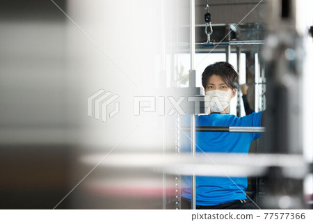 戴面具和做重量訓練的年輕人 77577366