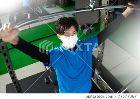 戴面具和做重量訓練的年輕人 77577367