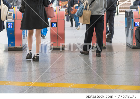 [Automatic ticket gates at Odawara Station, which is crowded on the Odakyu Line] 77578173