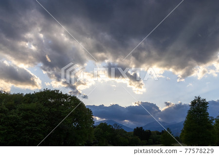 春山里陰森森的烏雲 春山里陰森森的烏雲 77578229