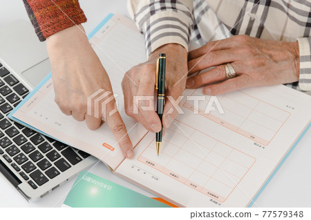 Senior male end-of-life seal at hand Senior male end-of-life seal at hand 77579348