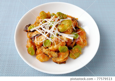 Stir-fried fava beans and chicken thighs with spicy miso Stir-fried fava beans and chicken thighs with spicy miso 77579513