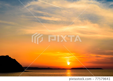 美麗的姐姐的海灘日落在海灘日落朝西 77579641