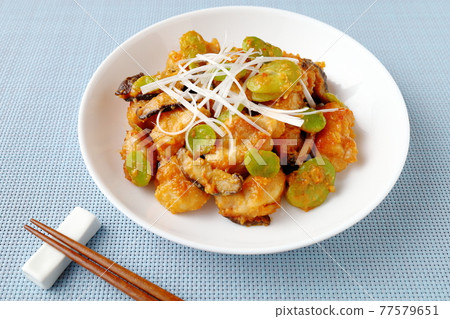 Stir-fried fava beans and chicken thighs with spicy miso 77579651