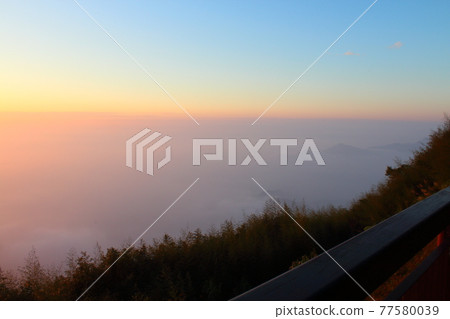Sea of clouds 77580039