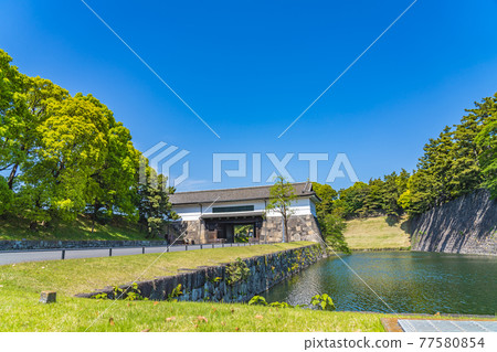 東京皇居外苑舊江戶城外櫻田門的城市景觀 東京皇居外苑舊江戶城外櫻田門的城市景觀 77580854