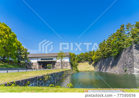 東京皇居外苑舊江戶城外櫻田門的城市景觀 東京皇居外苑舊江戶城外櫻田門的城市景觀 77580856