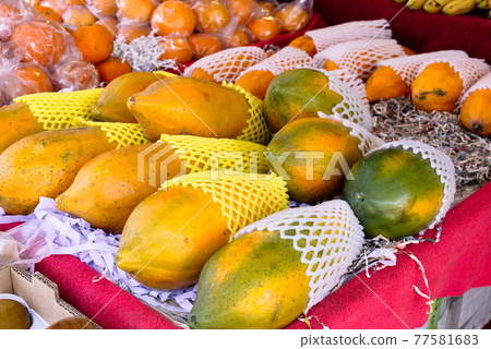 台灣木瓜在市場上 台灣木瓜在市場上 77581683