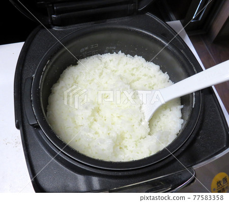 Rice cooker Freshly cooked rice 77583358