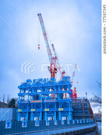Large-scale construction of riverbeds using large cranes (flood countermeasures) Large-scale construction of riverbeds using large cranes (flood countermeasures) 77587345