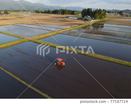 Rice field scraping work Tractor Agriculture Rural scenery Akita Prefecture Rice field scraping work Tractor Agriculture Rural scenery Akita Prefecture 77587724