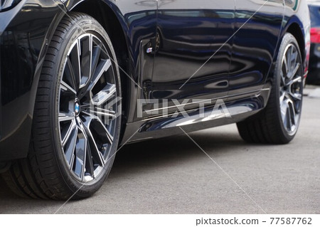 Tire image Luxury car with run-flat tires 77587762