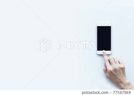 操作智能手機的女性手白色背景 操作智能手機的女性手白色背景 77587869