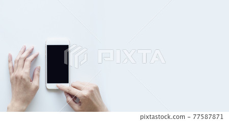 操作智能手機的女性手白色背景 操作智能手機的女性手白色背景 77587871