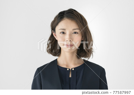 Image portrait of a young woman looking at the camera 77587997