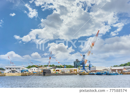 [神奈川/橫須賀] 海上自衛隊的蒼龍型潛艇停泊在海軍設施、塔式起重機和乾船塢的背景中 77588574