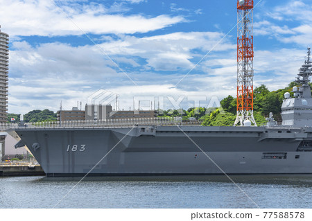 [Kanagawa / Yokosuka] Close-up shot of the escort ship Izumo anchored at the Yokosuka Navy facility. 77588578