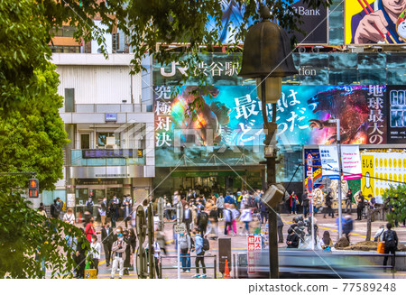 Tokyo cityscape in Japan The first day of the third extension of the declaration. No declarative effect. Many people at the Hachiko exit of Shibuya station = May 12 Tokyo cityscape in Japan The first day of the third extension of the declaration. No declarative effect. Many people at the Hachiko exit of Shibuya station = May 12 77589248