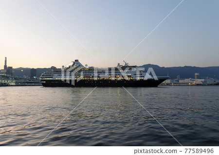 從神戶港出發的客船 從神戶港出發的客船 77589496