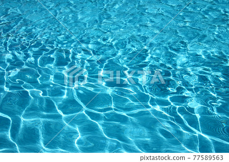 The surface of the water was glittering and the ripples that continued to change were pleasant, and the strong summer sun seemed to refresh my mind. The surface of the water was glittering and the ripples that continued to change were pleasant, and the strong summer sun seemed to refresh my mind. 77589563
