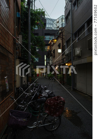 雨後，黃昏的日本小巷 77589682