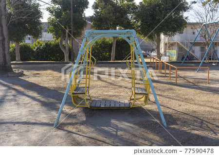 公園玩具箱形鞦韆 77590478