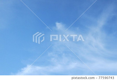 Streak clouds floating in the blue sky ⑤ 77590743