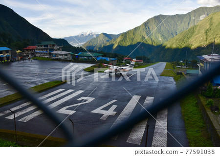 Lukla Airport, the most dangerous airport in the world in Nepal 77591038