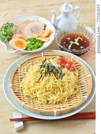 Zaru ramen，冷夏拉麵（冷藏拉麵）。與煮雞蛋、叉燒和肉桂一起食用。日式誰。 77592973