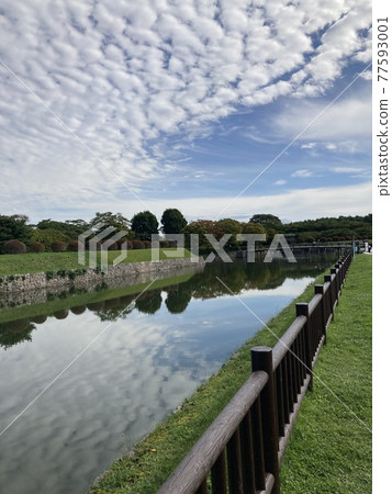 Clouds and moat floating in the autumn sky 77593001