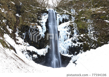 冬天麵條瀑佈在冬天 冬天麵條瀑佈在冬天 77594106