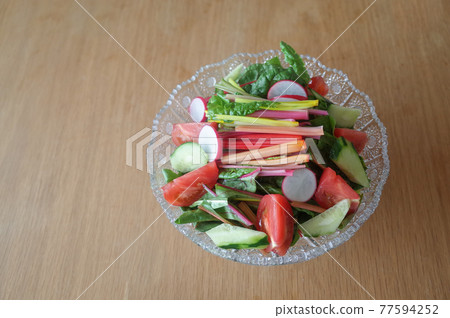 蘿蔔和瑞士甜菜沙拉 77594252