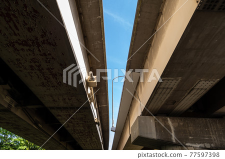 檢查國道高架橋背面的油漆面並在粉筆上書寫b-1 77597398