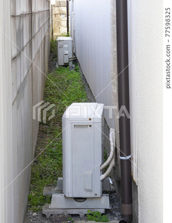Outdoor unit of air conditioner with obstacles in the exhaust port 77598325