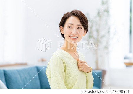 Middle women Middle women 77598506