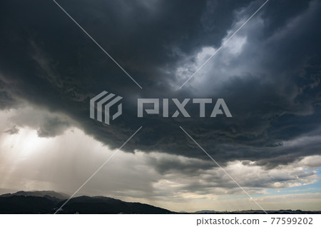 厚厚的雨雲和大雨 77599202