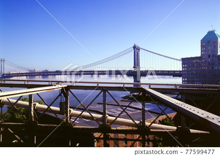 Manhattan Bridge seen from Brooklyn Bridge 77599477