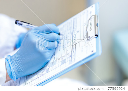 醫生詢問有關冠狀病毒疫苗接種的問題 77599924