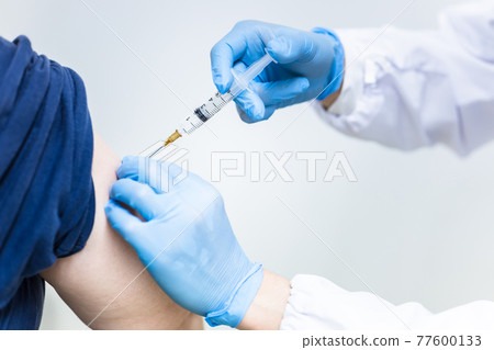 醫生注射冠狀病毒疫苗 醫生注射冠狀病毒疫苗 77600133