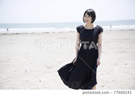走在沙灘上的年輕女子(神奈川縣鎌倉市由比濱) 走在沙灘上的年輕女子(神奈川縣鎌倉市由比濱) 77600241