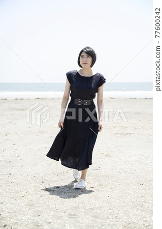 走在沙灘上的年輕女子(神奈川縣鎌倉市由比濱) 走在沙灘上的年輕女子(神奈川縣鎌倉市由比濱) 77600242