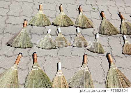 broom 77602894